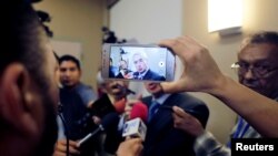Un periodista usa un teléfono móvil durante una conferencia de prensa con miembros del Parlamento Europeo en Managua, Nicaragua, el 26 de enero de 2019.