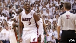 Los 25.000 espectadores, vistiendo de blanco, se pusieron de pie para aplaudir la actuación del Heat en Miami.