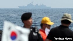 15일 한국 해군과 해양경찰 함정이 독도방어훈련을 진행하고 있다. 앞서 일본 외무성은 훈련계획에 대해 "다케시마는 우리 고유 영토"라며 반발했다.