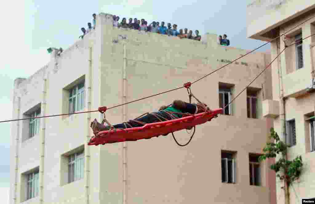 Latihan evakuasi korban gempa bumi di kota Agartala, India.