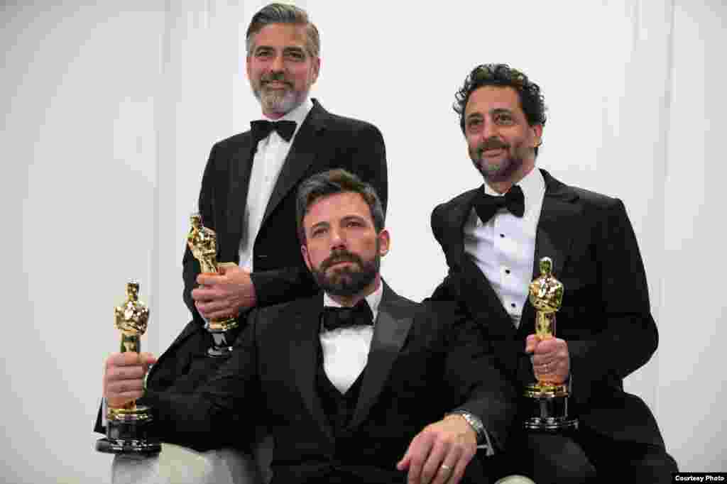 Los productores George Cloney, Ben Affleck, y Grant Heslov posan con su premio Oscar al ganar la nominación a Mejor Película por "Argo". 