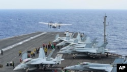 El portaviones Ronald Reagan es uno de los navíos de guerra que EE.UU. desplegará en breve luego de maniobras hostiles de países adversarios.