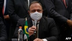 El ministro de Salud de Brasil, Eduardo Pazuello, ofrece una conferencia de prensa en el centro de distribución del ministerio de salud mientras las dosis de la vacuna china CoronaVac comienzan a distribuirse en todo el país, el 18 de enero.