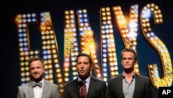 De izquierda a derecha, Aaron Paul, Bruce Rosenblum y Neil Patrick durante la Primetime de la 65 edición de los premios Emmy. 