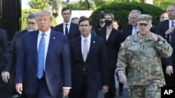 En esta imagen de archivo del 1 de junio de 2020 se ve al presidente Donald Trump (izquierda) junto al secretario de Defensa, Mark Esper, y al jefe del Estado Mayor Conjunto general Mark Milley.
