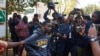 Mumwe murume akayedza kupamba mutauriri weCCC VaPromise Mkwananzi masikati machena pamberi pevatori venhau