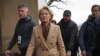 La Presidenta de la Comisión Europea, Ursula Von der Leyen, camina por una de las calles de Kiev, Ucrania, para colocar flores en el Muro de la Memoria de los Defensores Caídos de la capital, el 24 de febrero de 2024.