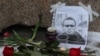 Hoa được đặt cạnh bức chân dung của thủ lĩnh đối lập Nga Alexei Navalny tại tượng đài các nạn nhân của đàn áp chính trị sau cái chết được loan báo của ông, tại Saint Petersburg, Nga, ngày 16/2/2024.