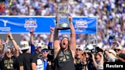 Clayton Kershaw, lanzador de los Dodgers de Los Ángeles, levanta el trofeo de la Serie Mundial en el estadio de su equipo, el 1 de noviembre de 2024. (REUTERS)