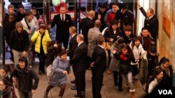 Los centros comerciales se han visto inundados de compradores en Londres, pese al paro en el transporte subterráneo.