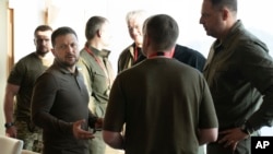 El presidente de Ucrania, Volodymyr Zelenskyy, a la izquierda, en el Hotel Grand Prince, durante la Cumbre del G7 en Hiroshima, Japón, el 20 de mayo de 2023.