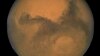 Esta imagen del 26 de agosto de 2003 proporcionada por la NASA muestra a Marte alineado con el Sol y la Tierra. Un nuevo estudio sugiere que el agua en Marte puede estar más extendida y ser más reciente de lo que se pensaba inicialmente.
