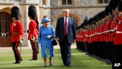 El presidente de EE.UU. y la reina Isabel II de Inglaterra, inspeccionan la Guardia de Honor en el Castillo Windsor. Foto: AP/Pablo Martínez.