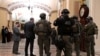 Fuerte seguridad en el Capitolio de Estados Unidos tras el asalto de activistas proTrump que interrumpió por unas horas la sesión del Congreso que refrendó la victoria del presidente electo Joe Biden. [Foto de Reuters, el 6 de enero de 2021] 