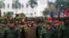 
Esta fotografía publicada por la oficina de prensa del Palacio de Miraflores muestra al presidente de Venezuela, Nicolás Maduro (D) agitando tropas militares acompañado por el Ministro de Defensa Vladimir Padrino (I) en el "Fuerte Tiuna" en Caracas, Venezuela. 