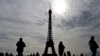 นักท่องเที่ยวที่จัตุรัสทรอคาเดโร และหอไอเฟล (ที่มา: AFP)