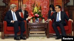 Antes de reunirse con el presidente Xi Jinping, John Kerry se entrevistó en Pekín con el primer ministro, Li Keqiang.
