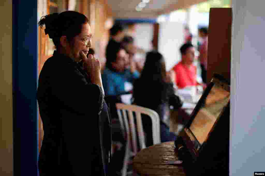 Una mujer gesticula antes de votar en las elecciones generales de Paraguay en Asunción, el 30 de abril de 2023. Está previsto que las urnas cierren a las 16:00 hora local y se espera que los resultados oficiales se conozcan dos horas después del cierre.