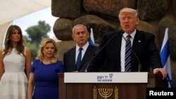 El presidente Donald Trump (derecha a izquierda), el primer ministro de Israel, Benjamin Netanyahu y sus esposas, Melania Trump y Sara Netanyahu durante la visita de la pareja presidencial estadounidense al Museo del Vashem del Holocausto en Jerusalén. 