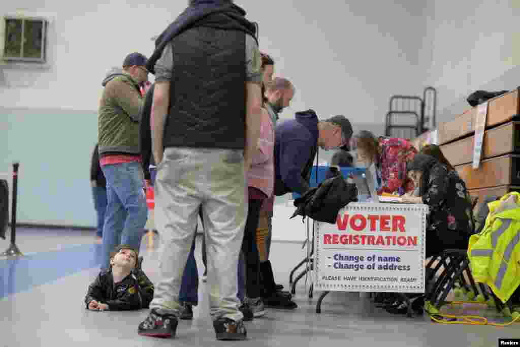 Eleitores votam na Longley Elementary School, no 2&ordm; distrito congressional do Maine, em Lewiston, Maine, a 5 de novembro de 2024.