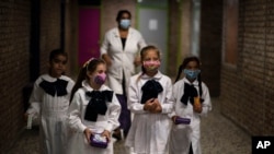 Los estudiantes salen del aula para tomar un descanso en su primer día de regreso a clases presenciales en medio de la pandemia de COVID-19 en una escuela pública en Montevideo, Uruguay, el lunes 1 de marzo de 2021.