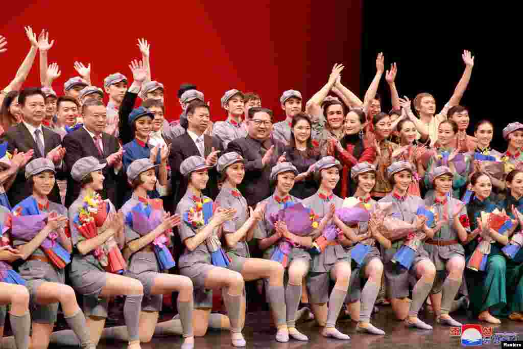2018年4月， 中国艺术团访问朝鲜，4月16日在平壤演出中国芭蕾舞剧《红色娘子军》，朝鲜领导人金正恩及其夫人李雪主和中共中央对外联络部部长宋涛看戏之后同演员一起鼓掌。此前，李雪主同朝鲜高层官员观看了中国芭蕾舞团演出的舞剧《吉赛尔》。（朝鲜中央通讯社发布的照片，未说明日期）