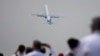 Un Boeing 737 Max despega en la feria Farnborough Air Show en Farnborough, Inglaterra, el lunes 18 de julio de 2022.