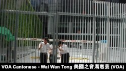 保安人員關上香港政府總部公民廣場新建的3米高大閘，不讓學民思潮成員進入公民廣場召開罷課記者會
