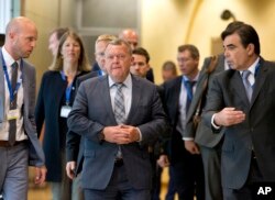 El primer ministro danés, Lars Lokke Rasmussen (centro), llega a una cumbre informal de la UE sobre migración en la sede de la UE en Bruselas, el domingo 24 de junio de 2018. (AP Photo / Virginia Mayo).