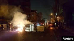 Personas protestan en Teherán, la capital iraní. 