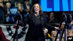 La candidata presidencial demócrata, la vicepresidenta Kamala Harris, llega para hablar durante un mitin de campaña en el Erie Insurance Arena, en Erie, Pensilvania, el 14 de octubre de 2024.