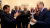 2016-yil 18-noyabrda Turkiya Prezidenti Rajab Toyyib Erdog'an (o'ngda) O'zbekistonga tashrif buyurgan edi.