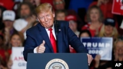 El presidente Donald Trump hace un gesto a la audiencia durante su discurso sobre una serie de temas, incluidos los éxitos de su administración y burlarse de sus críticos, durante un Gran Rally Keep America en Tupelo, Mississippi, el viernes.