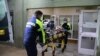 Uno de los periodistas heridos en un ataque en la zona de Arauco, en el sur de Chile, es ingresado al hospital. Foto cortesía TVN.
