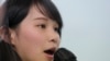 香港自决派团体&ldquo;众志&rdquo;的常委，21岁的周庭在被取消竞选议员的资格后，在记者会上讲话（2018年1月27日）。周庭家人在她年幼时为她申请了英国国籍，她在2017年放弃了该国籍，以符合参选人不得拥有外国籍的法定要求。周庭曾经是学生组织&ldquo;学民思潮&rdquo;的发言人，外号&ldquo;学民女神&rdquo;。