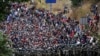 Hondureños que participan en una nueva caravana de migrantes con rumbo a Estados Unidos, chocan con soldados guatemaltecos mientras intentan cruzar a territorio guatemalteco, en Vado Hondo, Guatemala, 17 de enero de 2021.