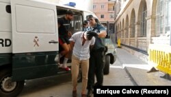Zanlılar Mallorca'da mahkemeye götürülürken