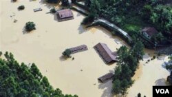 Una de las áreas inundadas fue la ciudad de Nova Friburgo, en Río de Janeiro, donde las aguas llegaron hasta el techo de las casas.