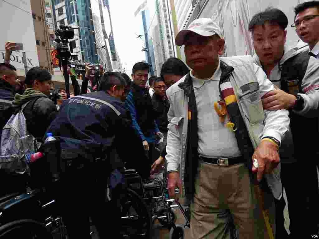 90歲的黃伯伯被警察拘捕時，可以自行走路不用坐警方準備的輪椅 