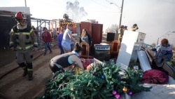 Los residentes de los cerros en Valparaíso huyen de las llamas el 24 de diciembre de 2019.