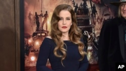 ARCHIVO - Lisa Marie Presley llega al estreno de 'Mad Max: Fury Road', en el TCL Chinese Theatre, el 7 de mayo de 2015, en Los Ángeles, EEUU. 