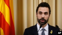 El presidente del parlamento catalán, Roger Torrent, propuso a Puigdemont para asumir la presidencia de Cataluña a pesar de su condición de prófugo. Torrent ofreció una conferencia de prensa el lunes 22 de enero de 2018.