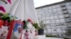 Una vela con la imagen del Papa Francisco frente a las ventanas del Policlínico Universitario Agostino Gemelli en Roma, el domingo 11 de junio de 2023, donde el Papa Francisco se recupera de la cirugía abdominal a la que se sometió el miércoles.