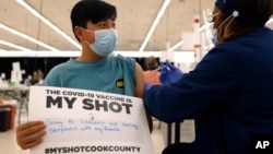 13-річний підліток отримує щепленн від коронавірусу вакциною Pfizer, Іллінойс, 13 травня 2021 (AP Photo/Shafkat Anowar)