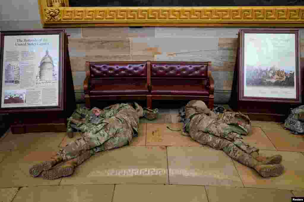 Integrantes de la Guardia Nacional duermen en el piso del Capitolio. 13 de enero de 2021.