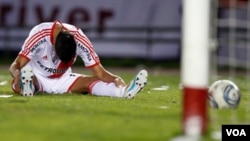 El jugador Erik Lamela del River Plate, demuestra impotencia ante la derrota sufrida en el partido de visita que perdieron contra Belgrano 2-0.