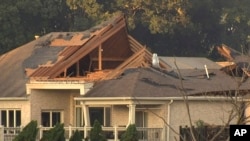 En esta imagen tomada de un video, el tejado de una casa se ve muy dañado tras el paso de un tornado el domingo 25 de junio de 2023 en el condado Johnson, Indiana.