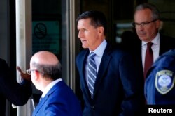 El exasesor de Seguridad Nacional Michael Flynn sale de la Corte de Distrito, en Washington D.C., donde se declaró culpable de mentir al FBI sobre sus contactos con el Embajador de Rusia en EE.UU. Dic. 1, 2017.