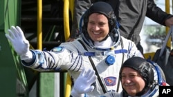 El astronauta estadounidense Jack Fischer (izquierda) y el cosmonauta Fyodor Yurchikhin antes de su lanzamiento hacia la Estación Espacial Internacional.