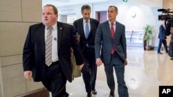 Uno de los exjefes de campaña de Donald Trump, Corey Lewandowski llegó este jueves al Capitolio acompañado pos su abogado para reunirse con los miembros del comité de Inteligencia en el Capitolio.